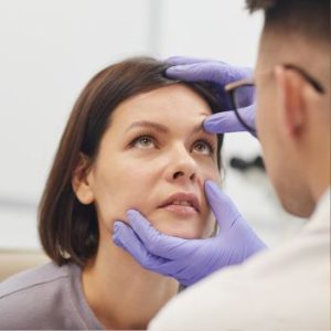 Tratamiento eliminar ojeras con acido hialuronico en las Clínicas de Medicina Estetica EB