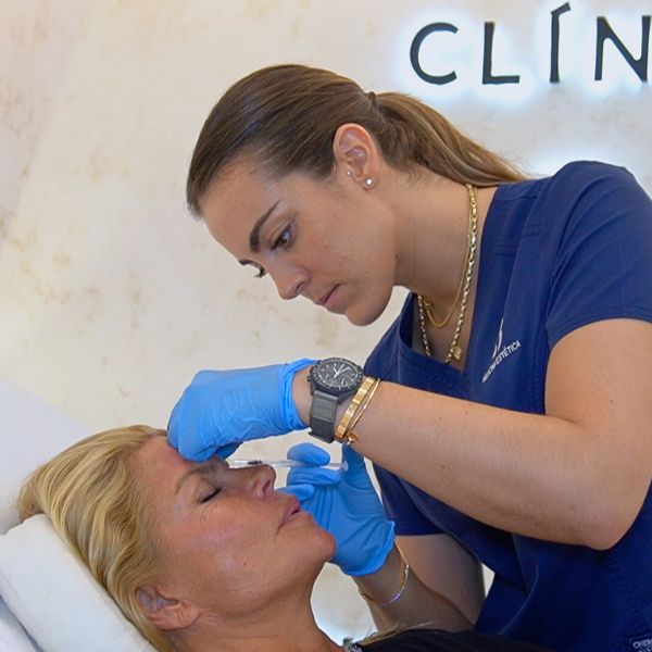 Tratamiento eliminar arrugas frente con la Paciente Makoke en Clínica Medicina Estética EB