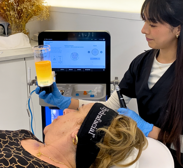 Candidatos a realizarse la Hydrafacial limpieza facial profunda en Clínica de Medicina Estética EB Hydrafacial limpieza facial profunda. Paciente en Clínica de Medicina Estética EB